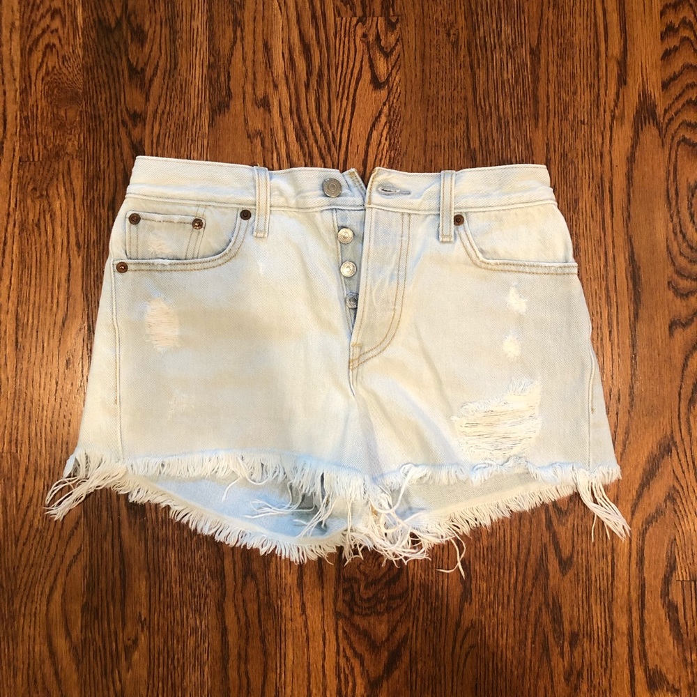 26 women’s Levi’s wedgie high rise jean shorts